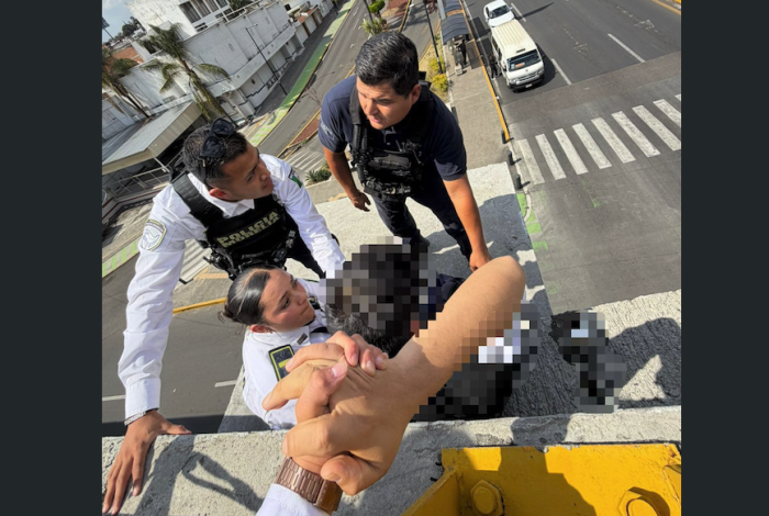 #Imágenes | Policía Morelia salva la vida a sujeto que intentaba lanz4rse del puente salida a Mil Cumbres