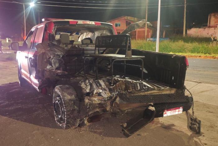 Impacta camioneta una patrulla; cuatro mujeres policías salen proyectadas
