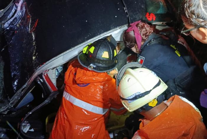 Impacta su auto contra un árbol; hay dos fallec1d0s y un lesionado
