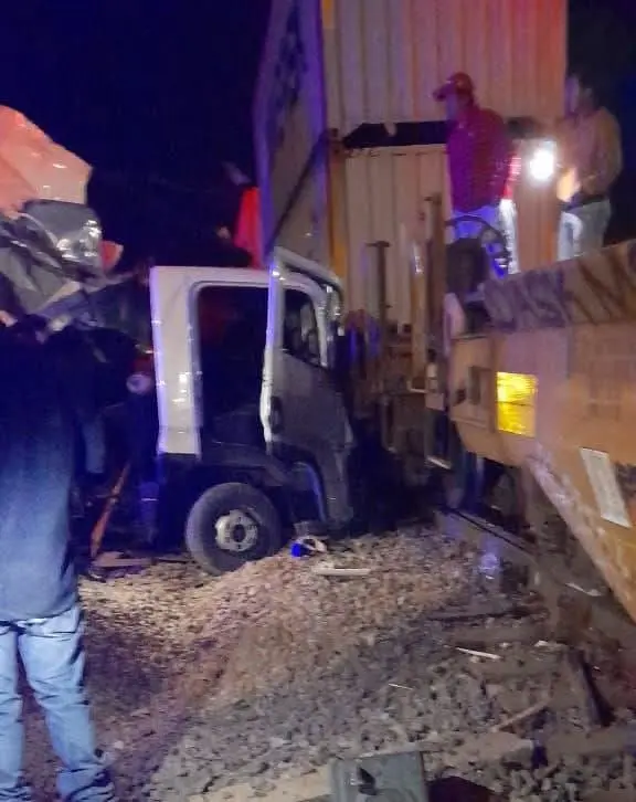 Impactante choque en la Pátzcuaro–Quiroga: tren destruye camión, salvaron la vida de milagro