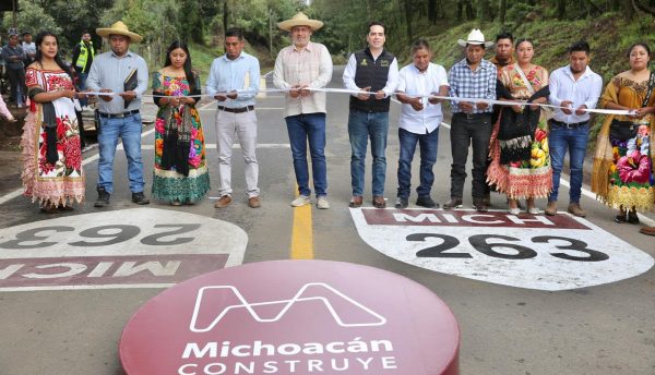 Inaugura Bedolla rehabilitación de la carretera Tzirio-Tingüindín