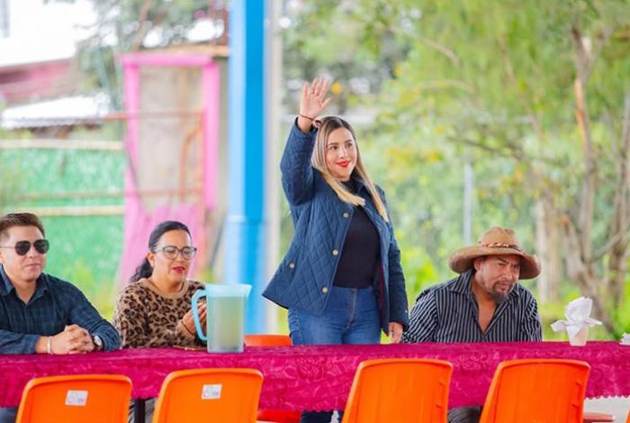 Inaugura Dayana Pérez nueva techumbre en la Primaria Benito Juárez de Iricuaro