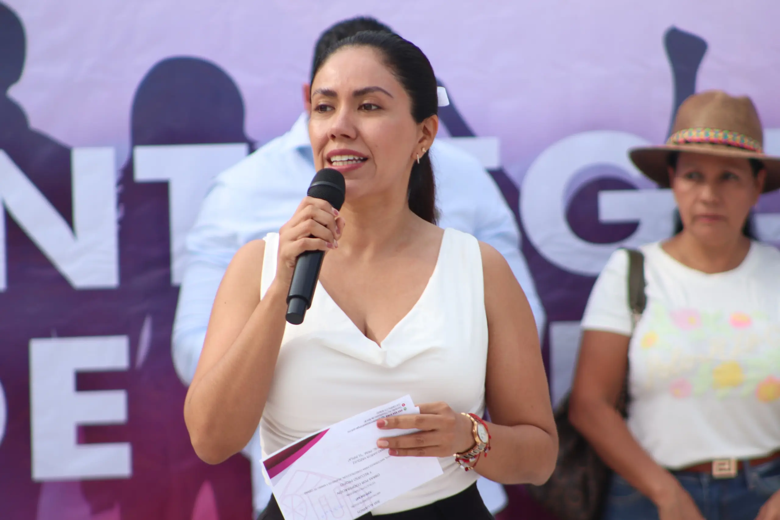 Inaugura Fanny Arreola cancha de usos múltiples en la escuela El Pípila