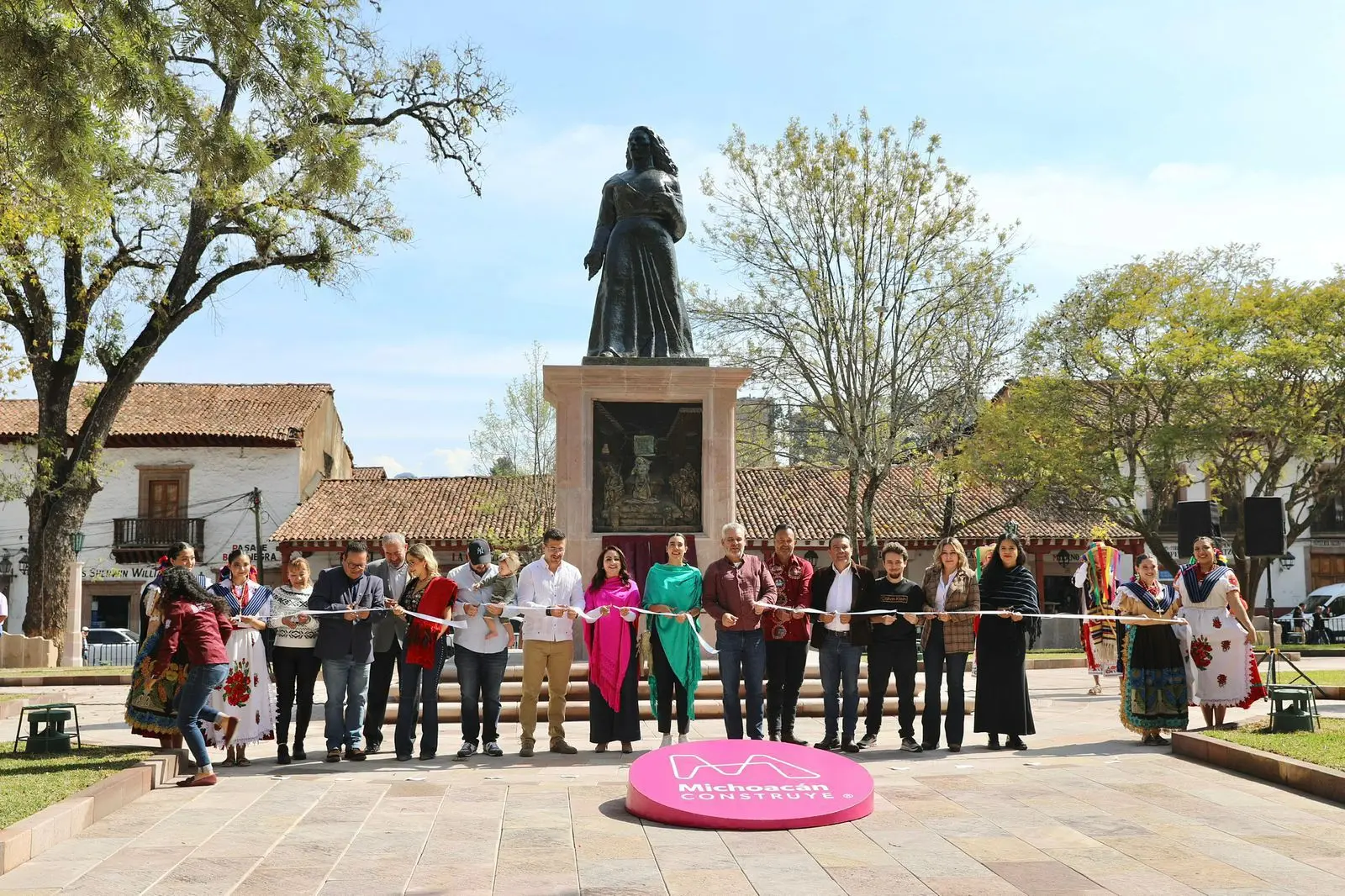 Inauguran Bedolla y Josefina Rodríguez remodelación de la Plaza Gertrudis Bocanegra; impulsará el turismo de Pátzcuaro