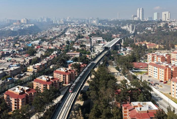 Inauguran tren CdMx-Toluca, tras 12 años de obras; trayecto de menos de una hora y costos de 15 a 100 pesos