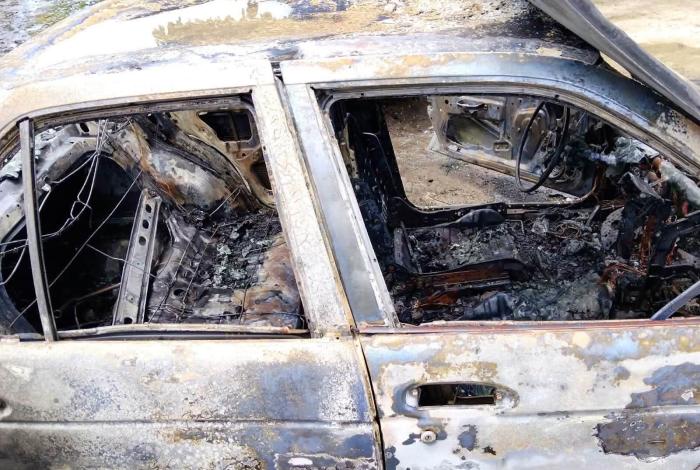 Incendia comando tres taxis en Apatzingán