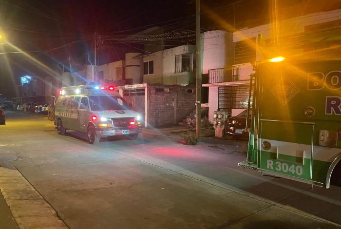 Incendian automóvil durante la madrugada en el fraccionamiento Valle Real, en Uruapan