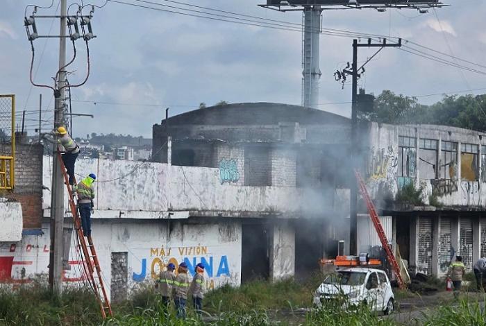 Incendian llantas y terminan dañando cables y transformador de la CFE, en Morelia