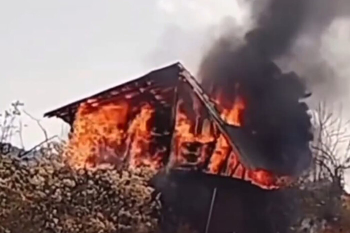 Incendio arrasa con humilde vivienda en la Tenencia de Jicalán