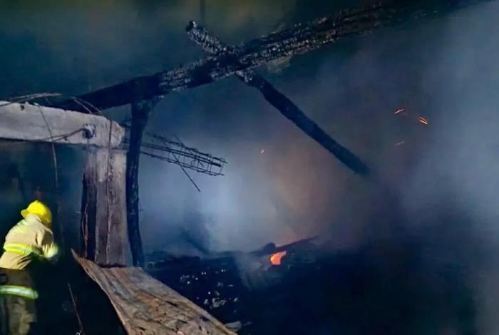 Incendio arrasa con una vivienda y un vehículo en Patamban; no se reportan víctimas mortales