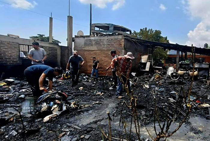 Incendio arrasa con vivienda en Erongarícuaro; vecinos sofocaron el fuego