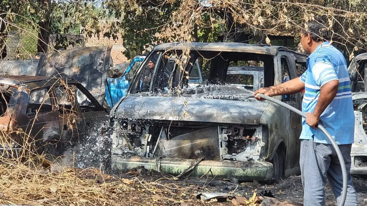 Incendio arrasa taller de hojalatería en Huetamo y consume varios vehículos