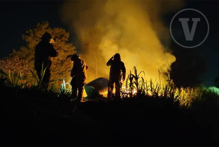 Incendio consume casa de madera en colonia Jacarandas