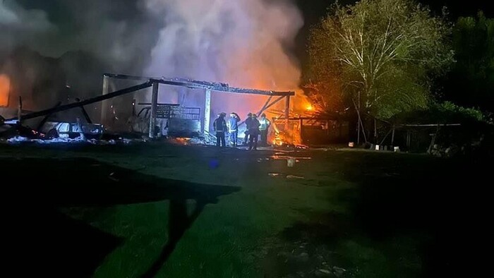  Incendio consume casa y camioneta en Pátzcuaro