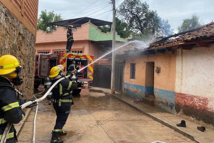 Incendio consume habitación en Tacámbaro