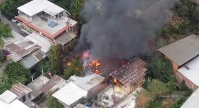 Incendio consume inmueble en el Centro de Uruapan