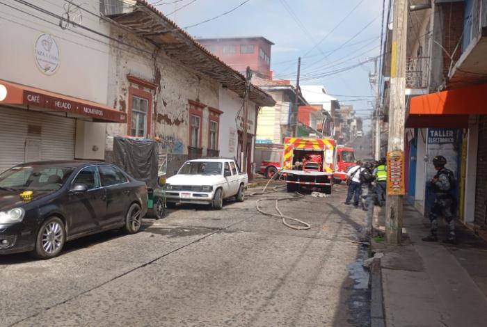 Incendio consume local comercial en el Centro de Uruapan
