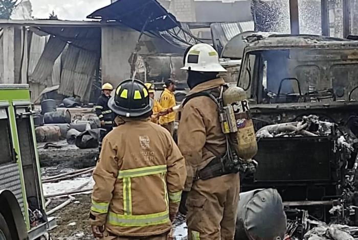 Incendio consume recicladora con 170 mil litros de solvente