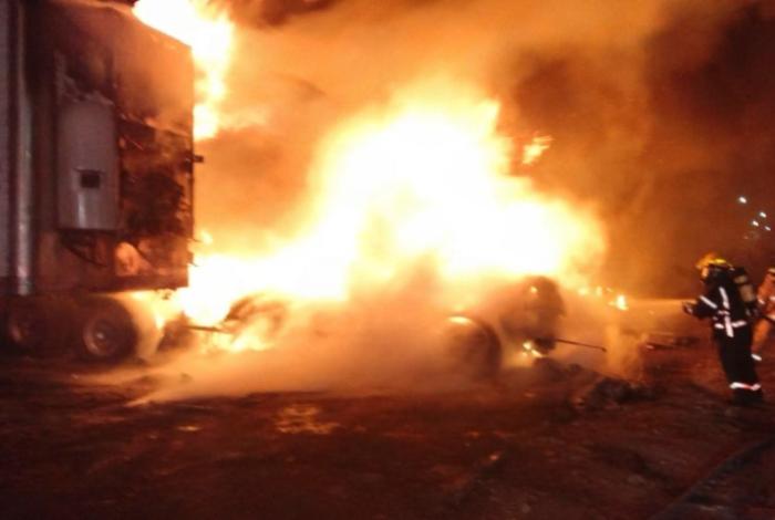 Incendio consume tres camiones de carga en la Central de Abastos de Uruapan