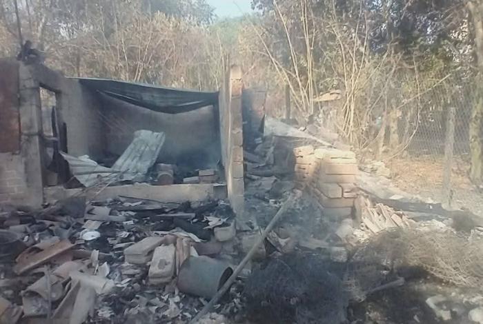 Incendio consume vivienda y auto, en Zitácuaro