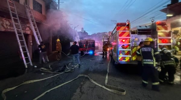 Incendio consume vivienda en Tacámbaro 
