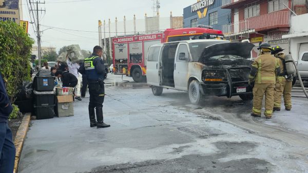 Incendio de camioneta es originado por una falla mecánica