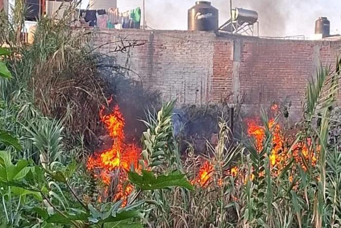 Incendio de pastizal alcanza humilde vivienda en Las Margaritas