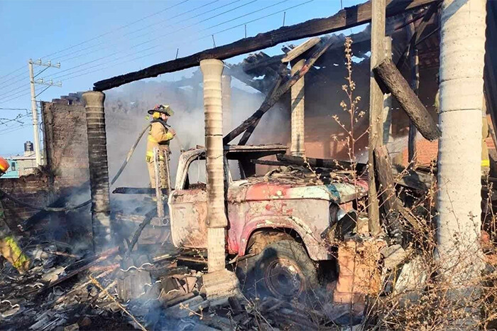  Incendio de pastizal daña tejaban y camioneta en Zinapécuaro