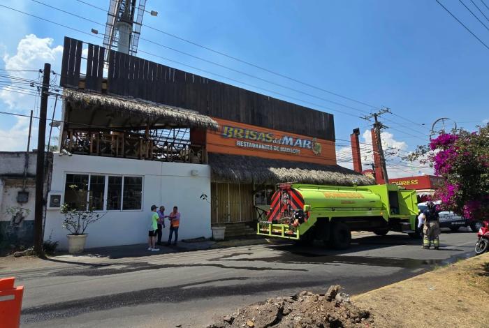 Incendio de pastizal quema la palapa del Restaurante Brisas del Mar, en Morelia