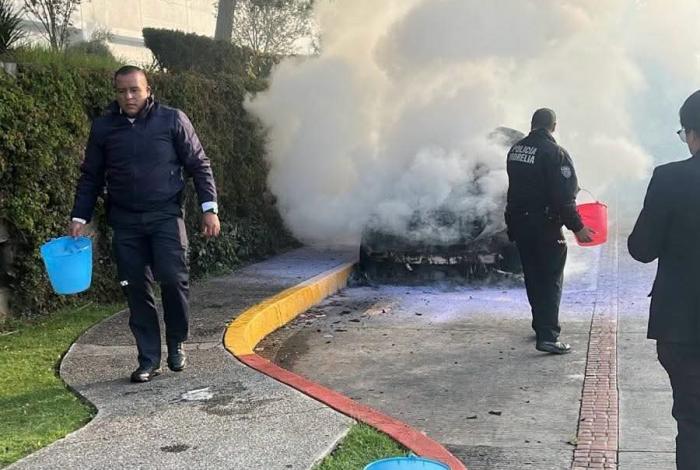 Incendio de vehículo moviliza a cuerpos de emergencia en la zona de Altozano
