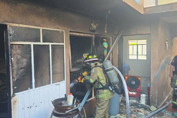 Incendio en casa habitación de Morelia deja un joven intoxicado por humo
