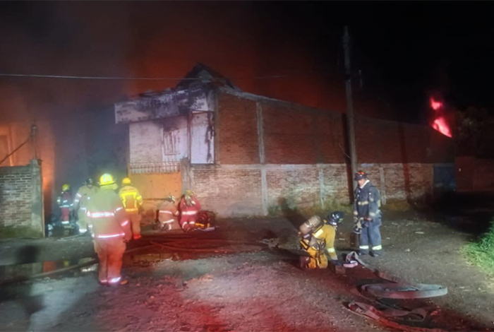  Incendio en recicladora de Uruapan habría sido provocado con bombas molotov