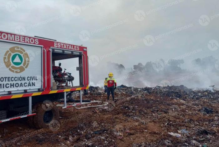 Incendio en relleno sanitario de Uruapan provoca baja visibilidad