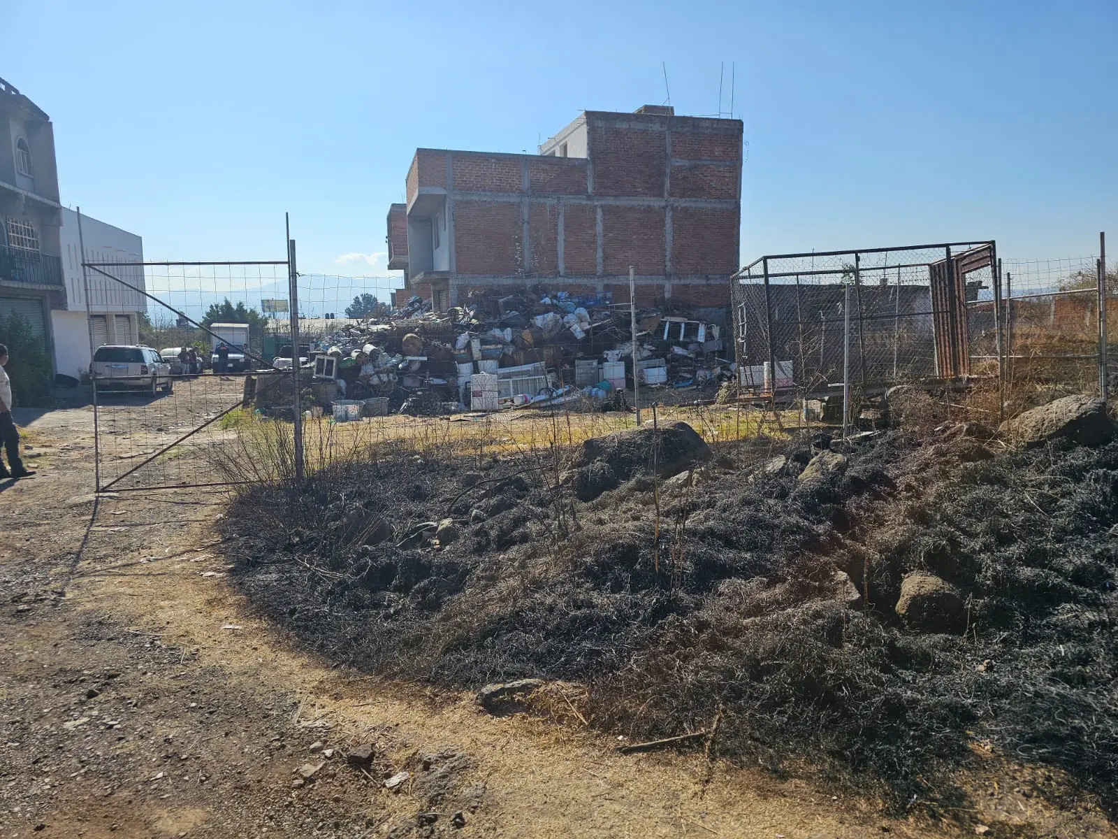 Incendios de pastizal ponen en riesgo casas, vehículos y la salud de la gente