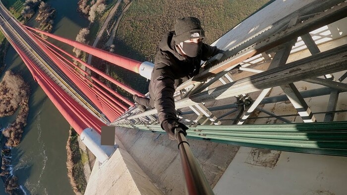 Influencer fallece al caer desde un puente cuando tomaba fotos