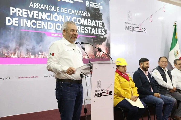  Inicia Bedolla campaña contra incendios; entrega equipo a brigadistas