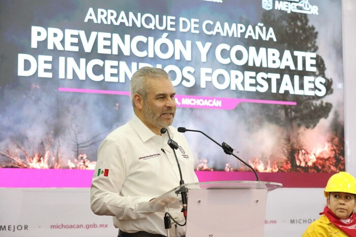 Inicia Bedolla campaña contra incendios; entrega equipo a brigadistas