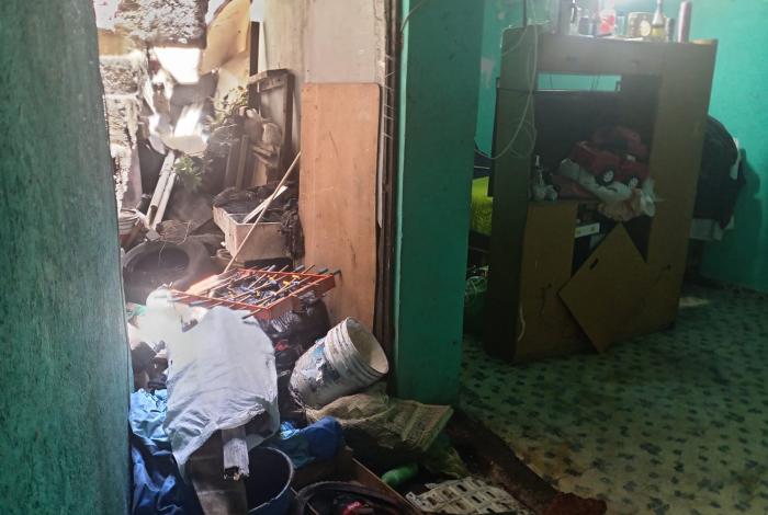 Inicia retiro de basura en vivienda de acumulador