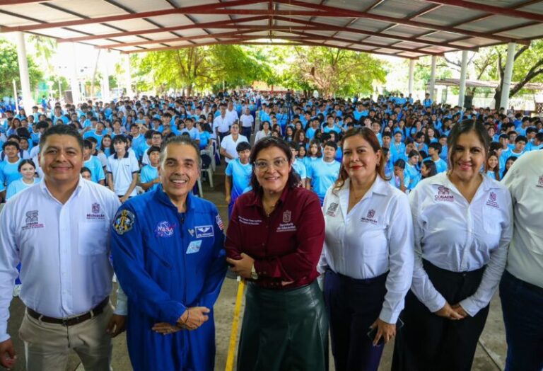 Inspira el astronauta José Hernández a estudiantes de Lázaro Cárdenas y Apatzingán