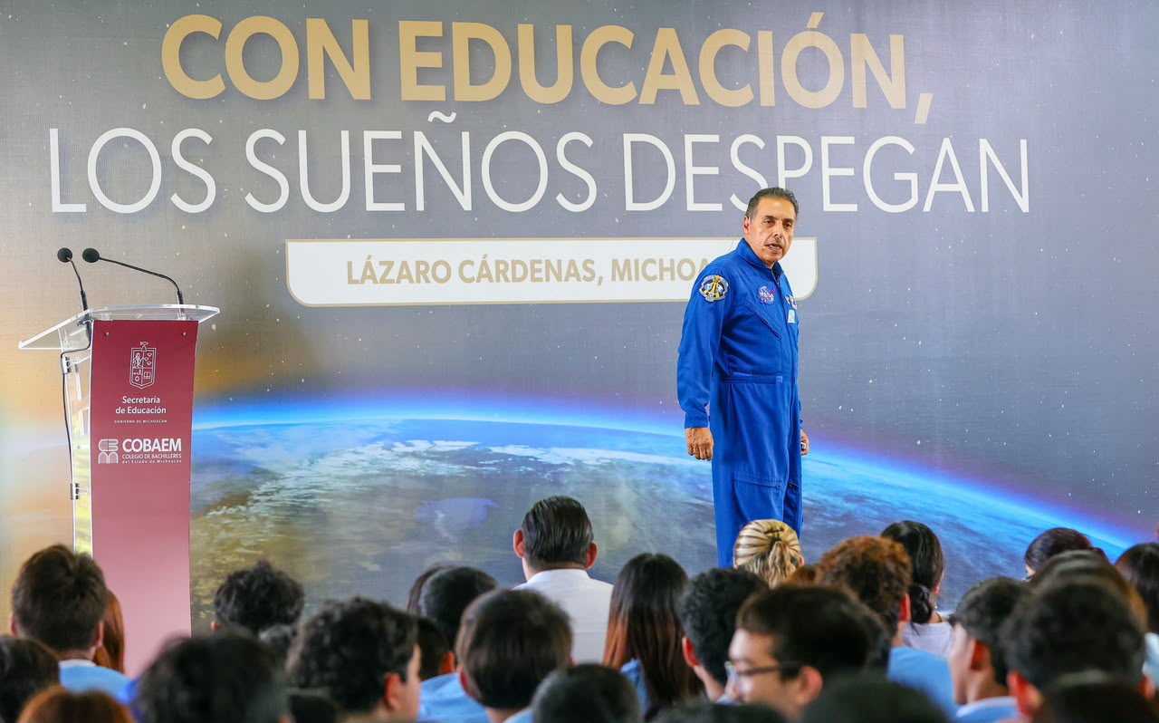 Inspira el astronauta José Hernández a estudiantes de Tierra Caliente y de la Costa