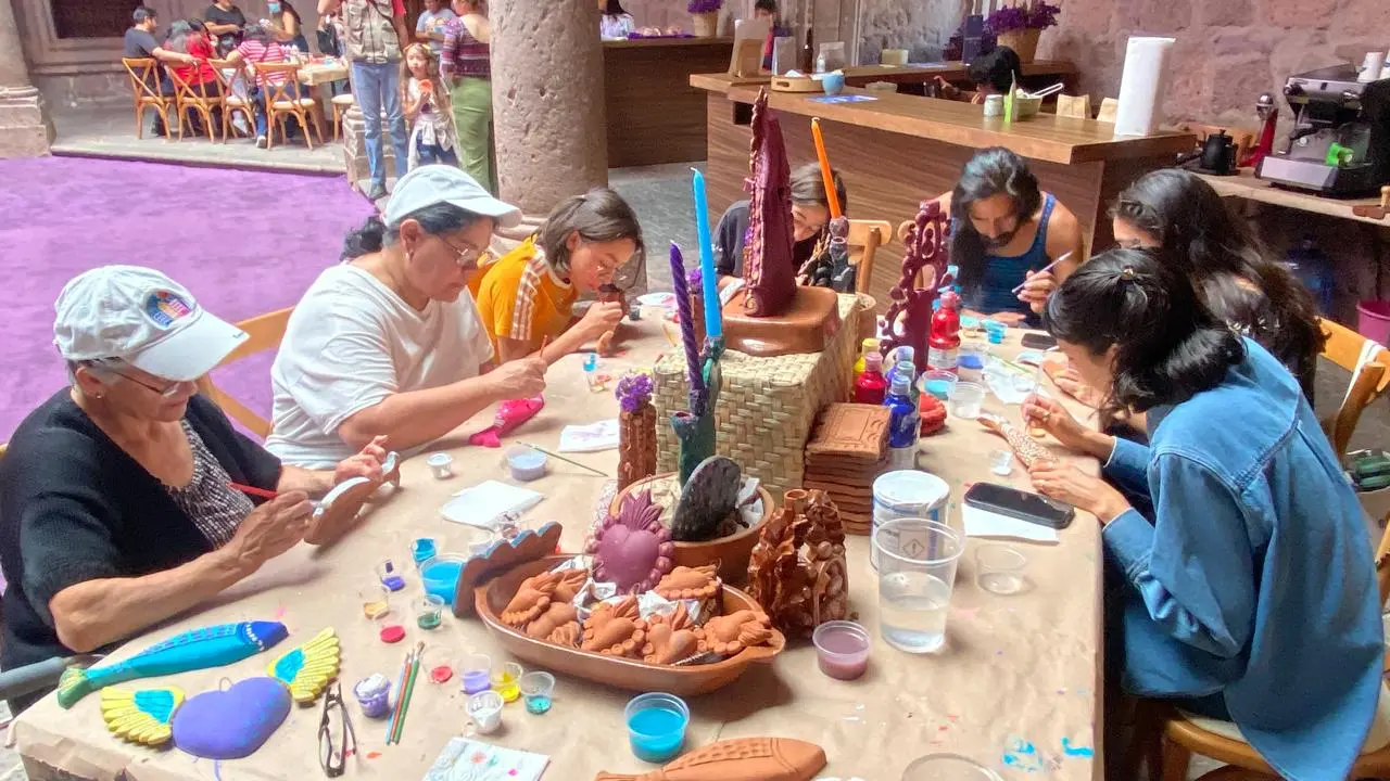 Instalan talleres de pintado de artesanías de barro y velas en el Palacio Municipal de Morelia
