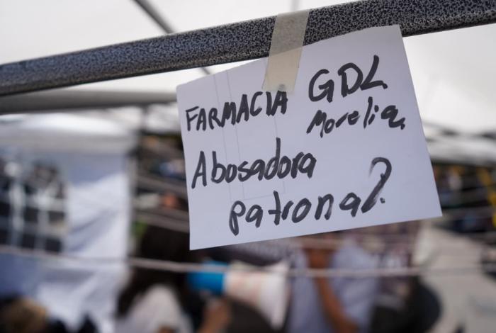 Instalan tendedero con denuncias por abusos laborales, junto a Catedral