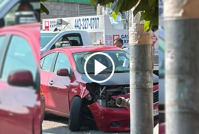 Intenta ganarle el paso a vehículo de mantenimiento de las vías y choc4, en Morelia