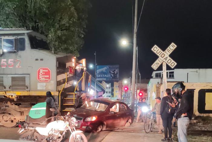 Intenta ganarle el paso y se lo lleva el tren; salva la vida de milagro