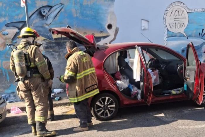 Intenta quemar un vehículo en pleno Centro de Uruapan y es detenida por la policía