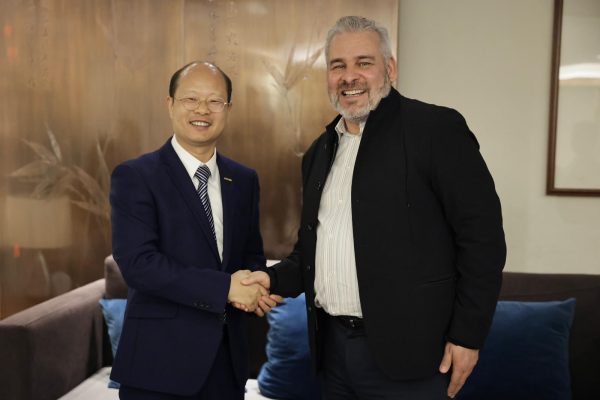 Interesa a automotriz Geely cooperación con puerto LC; Bedolla abre puertas a la inversión