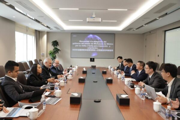 Interesa a automotriz Geely cooperación con el puerto de LC; Bedolla abre puertas para la inversión
