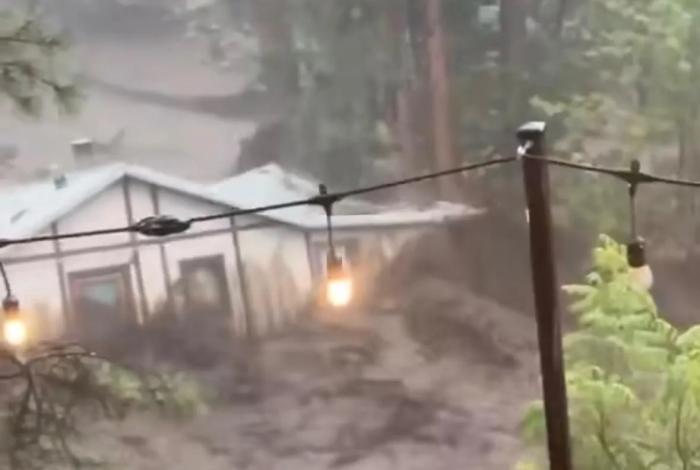 Inundaciones en Nuevo México arrastran una casa río abajo