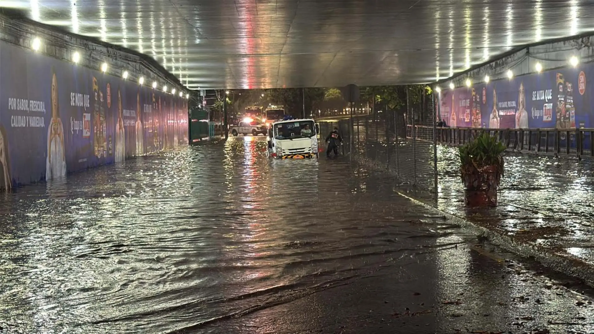 Inundaciones provocan bloqueo en la carretera México-Texcoco.
