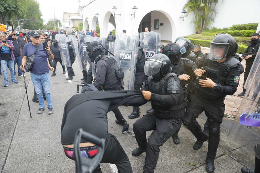 Investigan a 17 policías por abusos en protesta por el agua en el oeste de México